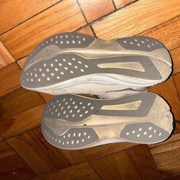 Hoka - Picture 4 of 4